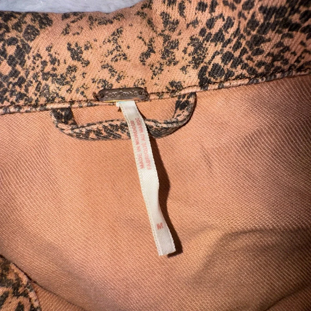 Free People Jacket Womens Medium Trucker Brown Snake Print Denim‎ Button Front - Picture 5 of 9